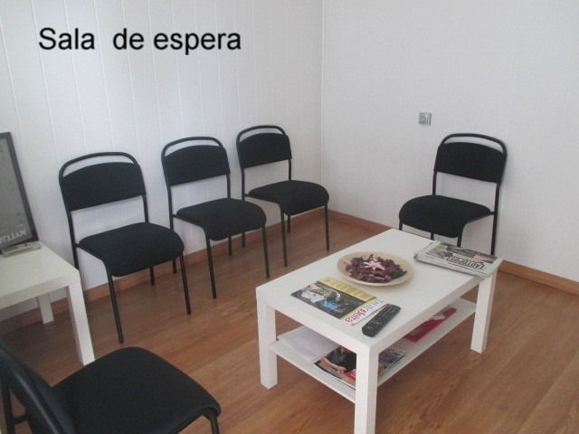 Una sala de espera con un cartel que dice sala de espera