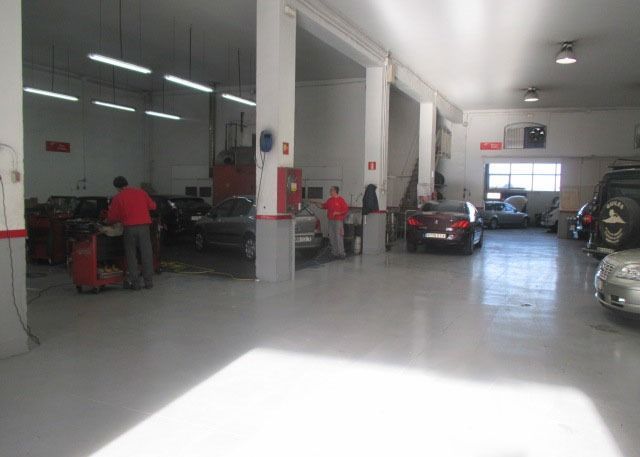 Un garaje con muchos coches dentro