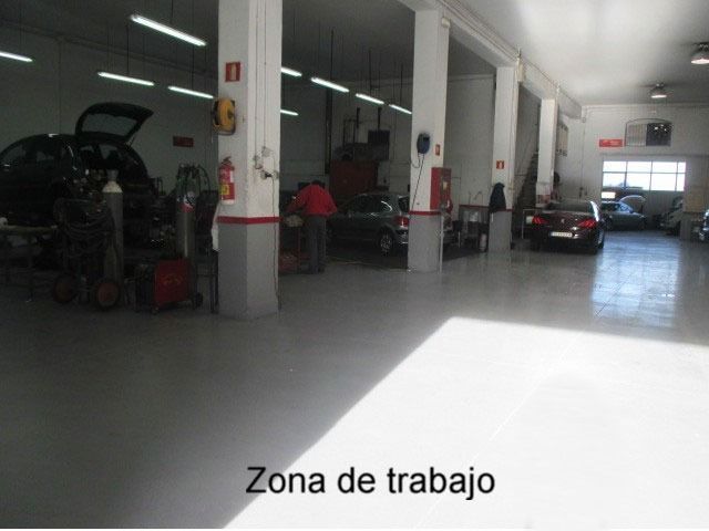 Una imagen de un garaje con las palabras zona de trabajo en la parte inferior.