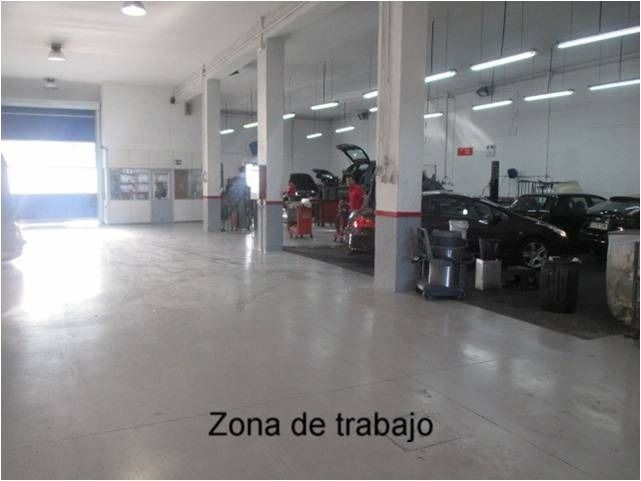 Una imagen de un garaje con las palabras zona de trabajo en la parte inferior.