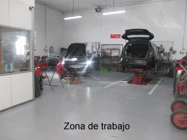 Una foto de un garaje con un cartel que dice zona de trabajo