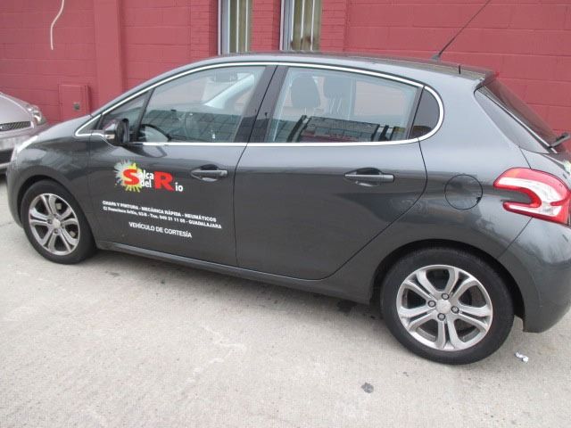 Un coche gris con la palabra sr en el lateral.