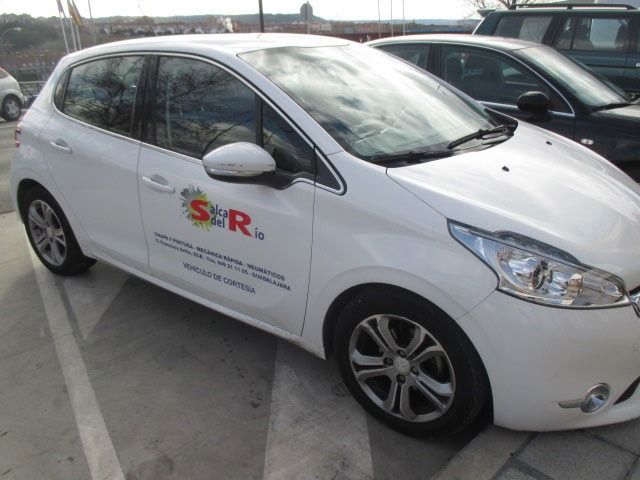 Un coche blanco con la palabra ser en la puerta