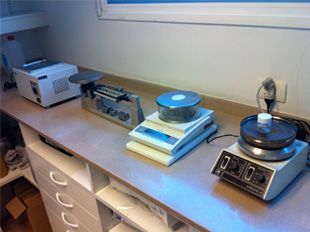 Un reloj sobre un mostrador con el número 10 en él.