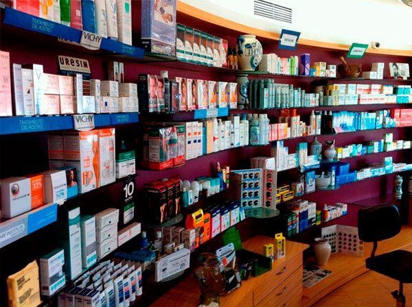 Una farmacia llena de muchos tipos diferentes de productos.
