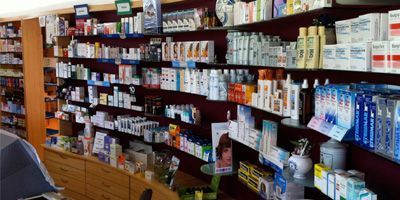 Una farmacia llena de muchos productos en los estantes.