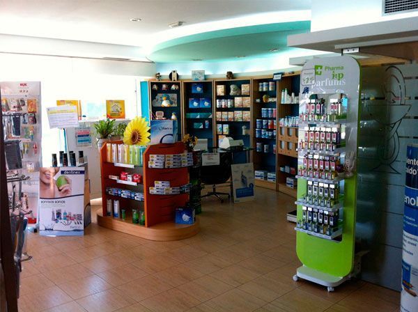 El interior de una farmacia con un cartel que dice 'farmacia'.