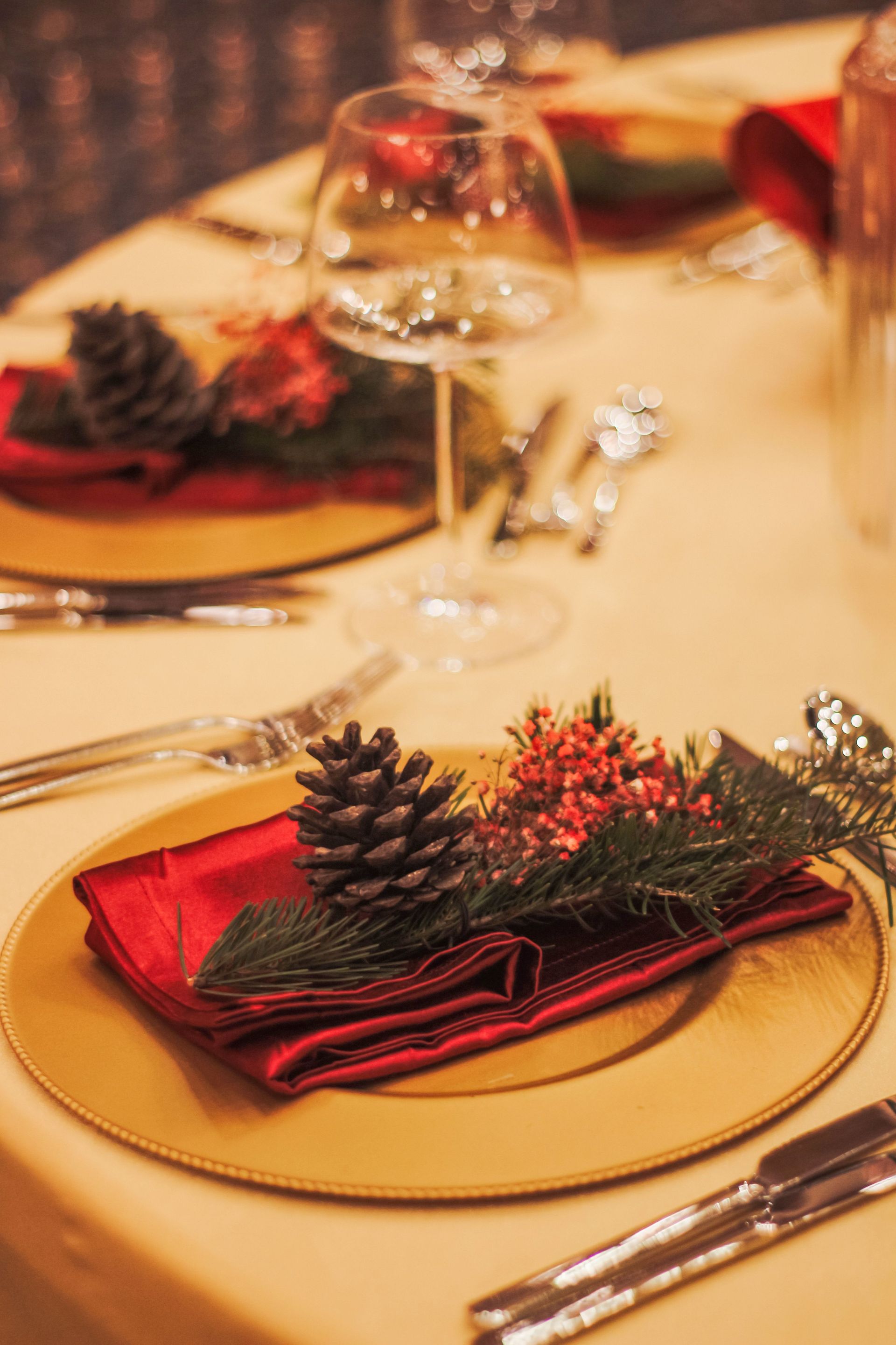Een elegant ingericht restaurant voor een formeel diner, met witte tafelkleden, gouden accenten en een brandende open haard.