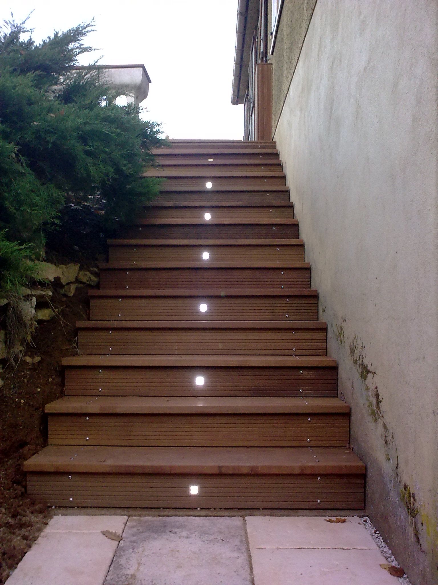 Un escalier avec des spots lumineux intégrés