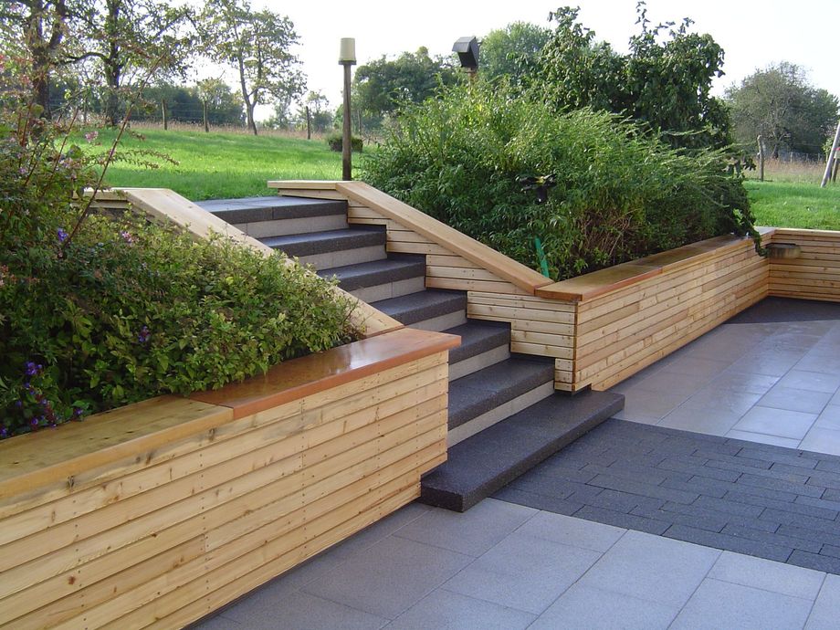 Création d'un escalier avec des bordures en bois végétalisées