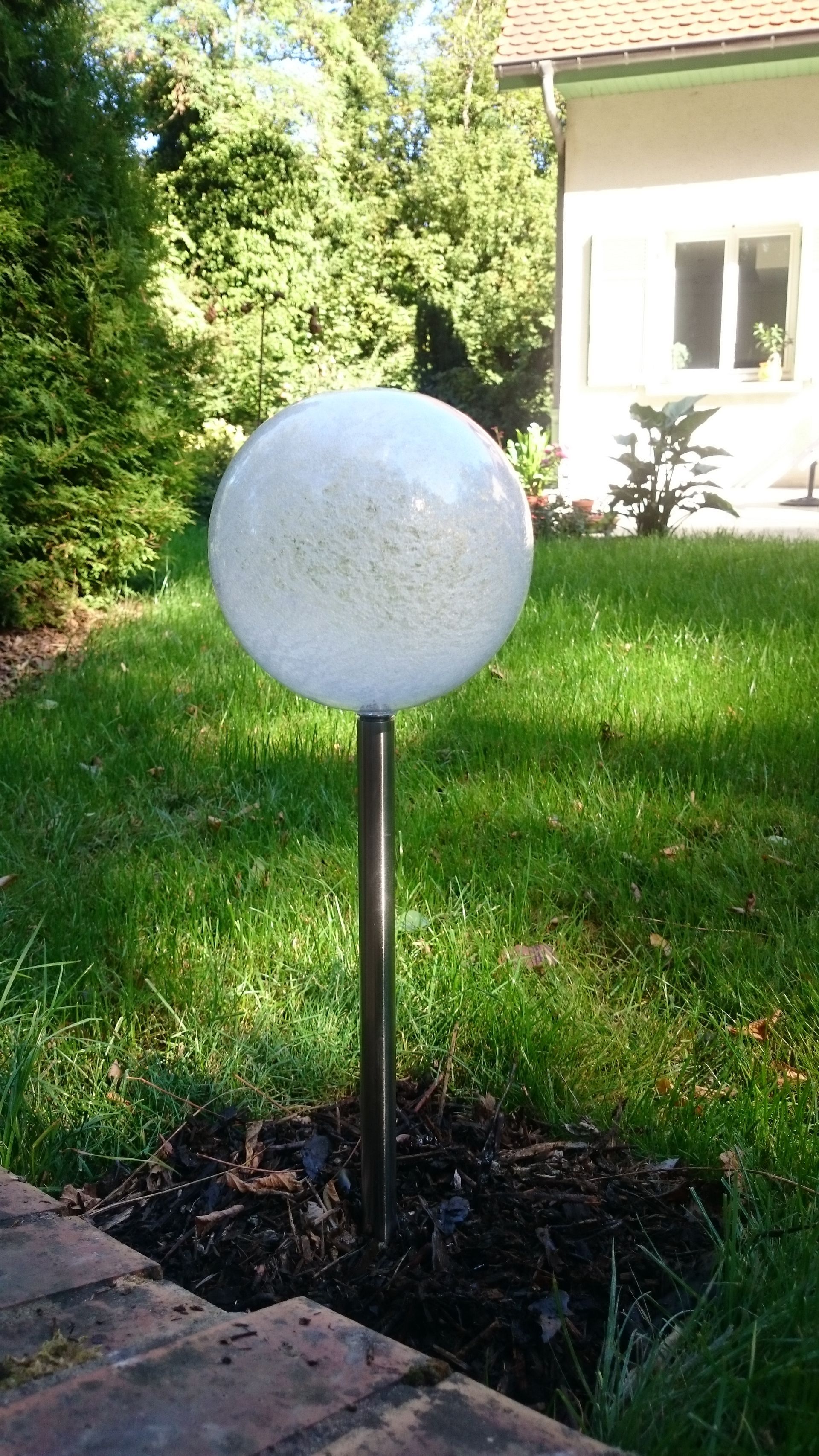 Éclairage sur pied avec une boule en verre