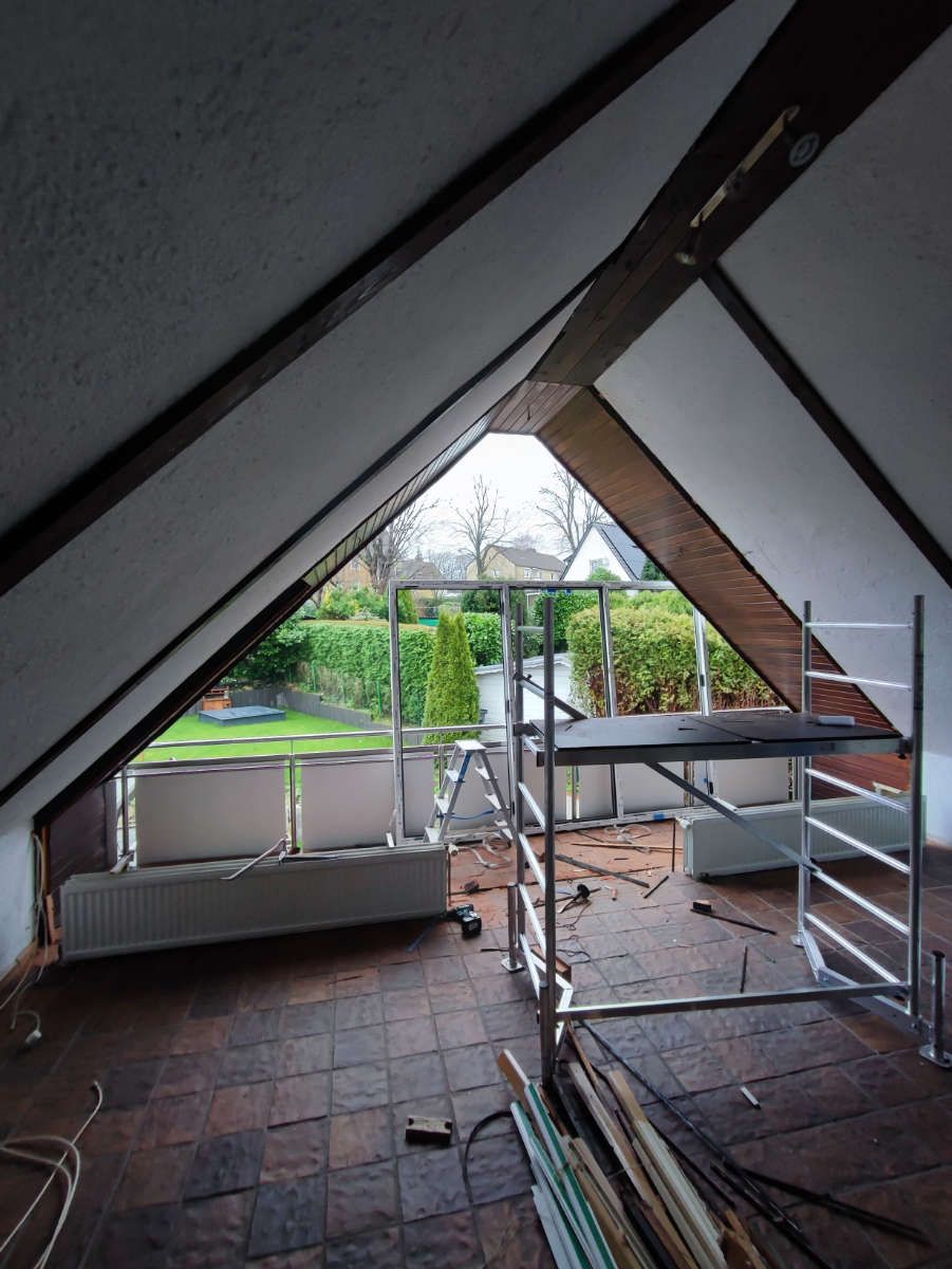 Austausch der Fensterfront im Dachgeschoss
