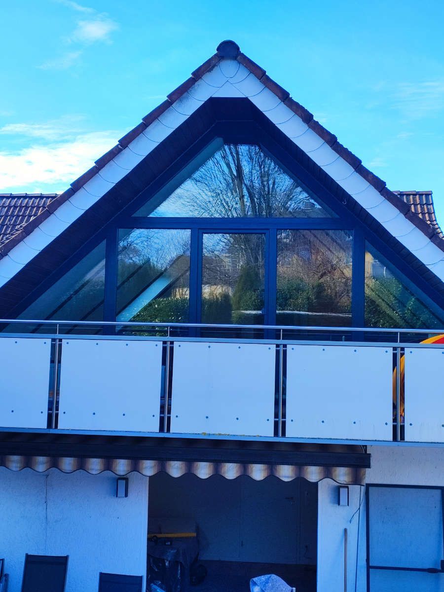 Austausch der Fensterfront im Dachgeschoss