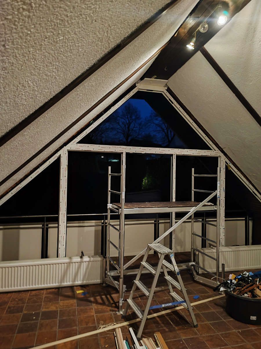 Austausch der Fensterfront im Dachgeschoss