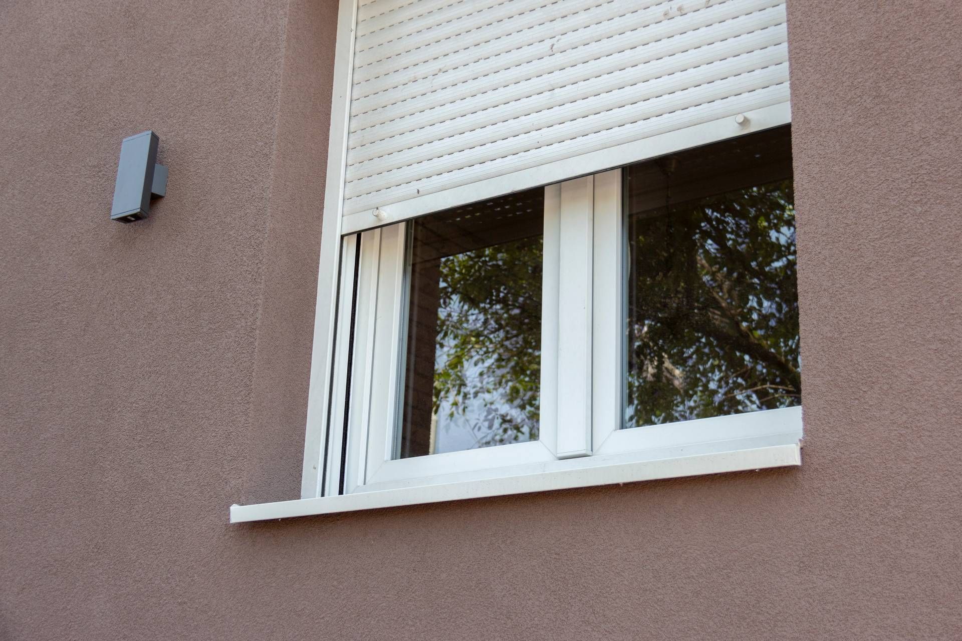 PVC-Fenster mit Rollläden und Insektenschutz