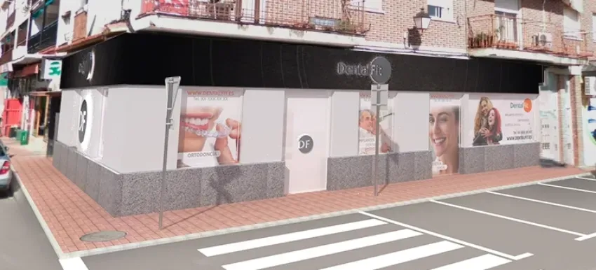 Local comercial a pie de calle con toldo negro, grandes carteles de moda y un paso de peatones delante
