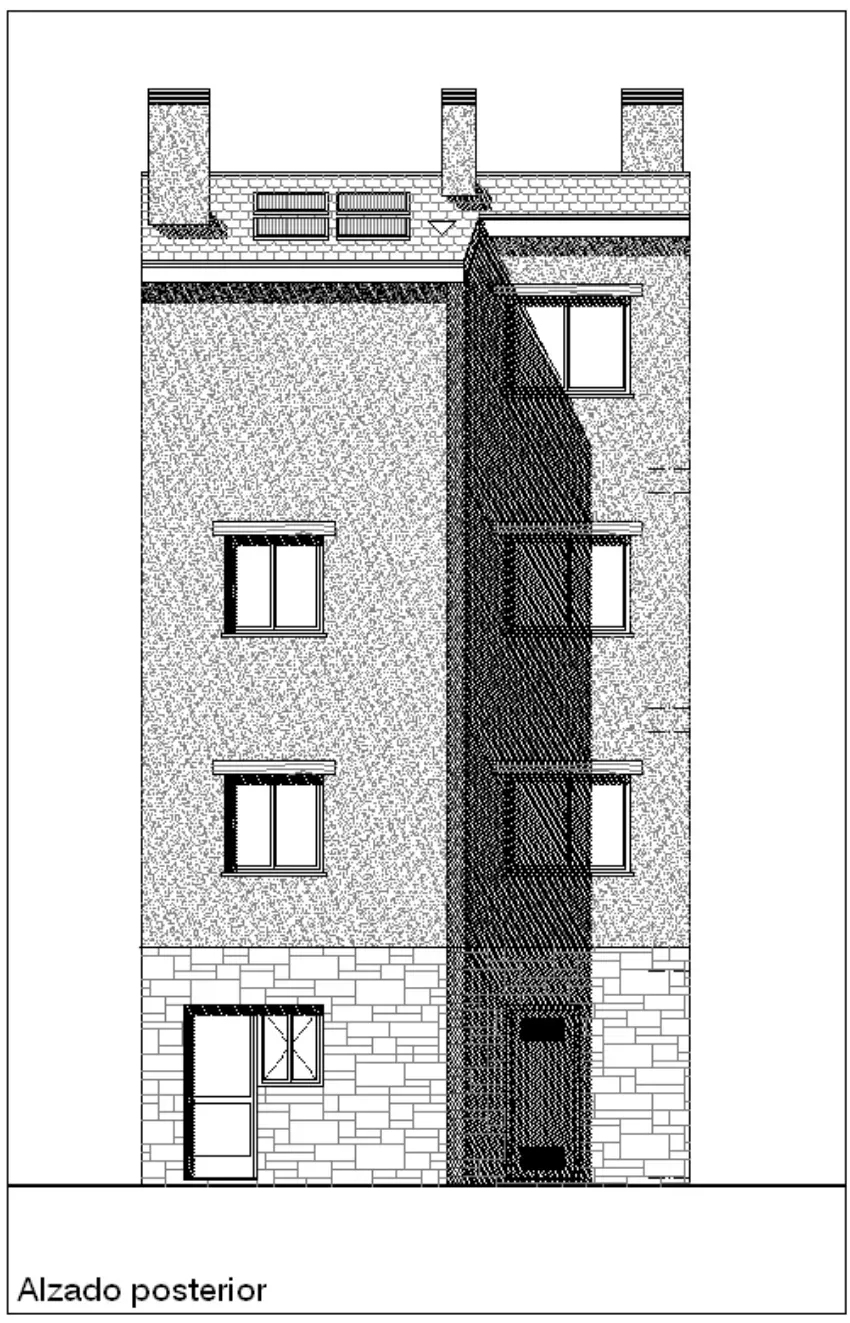 Alzado posterior de la fachada de un edificio con ventanas y una estructura vertical estrecha en el centro, rotulado en español.