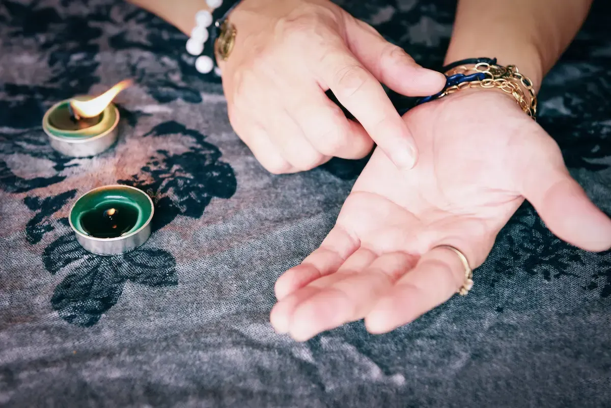 Mano se&ntilde;alando las l&iacute;neas de la otra palma. 