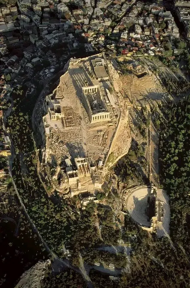 Vista aérea de una gran catedral o complejo histórico rodeado de densos edificios urbanos.