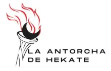Logotipo de una antorcha negra y roja con llamas y el texto &ldquo;La Antorcha de Hekate&rdquo;