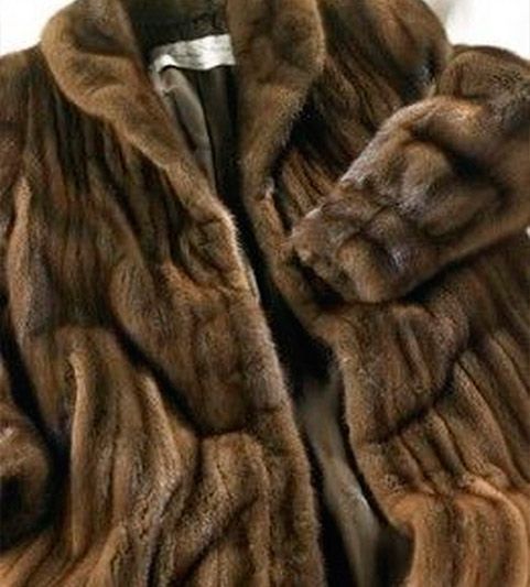 Un primer plano de un abrigo de piel en un maniquí.