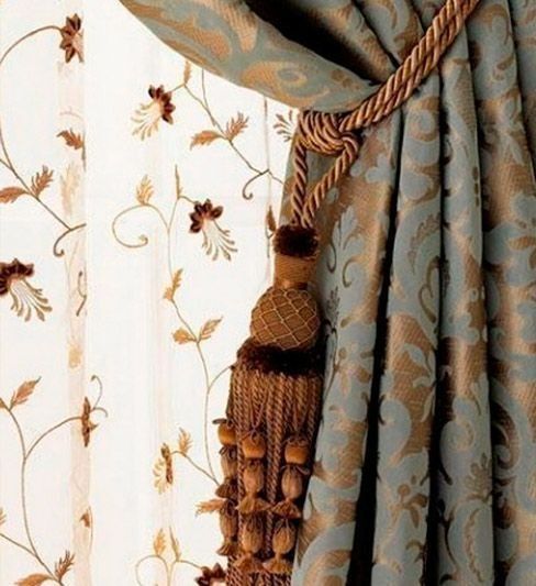 Un primer plano de una cortina con una borla adherida a ella.