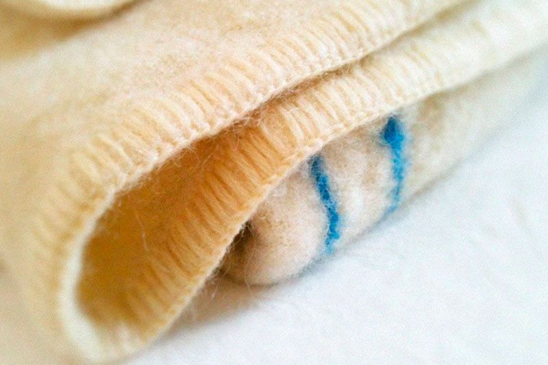 Un primer plano de un par de calcetines sobre una superficie blanca.