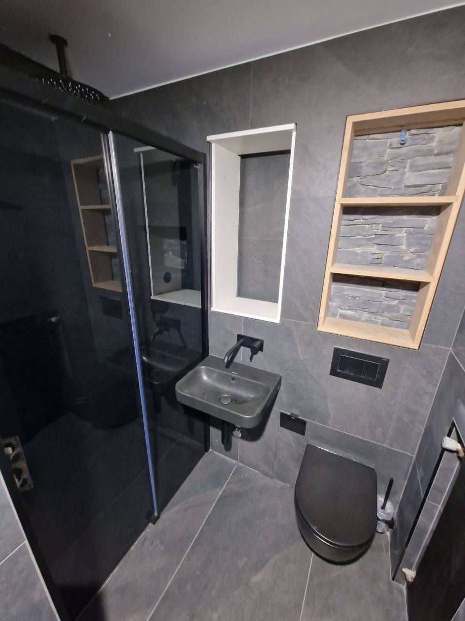 Une salle de bain avec lavabo, WC et miroir