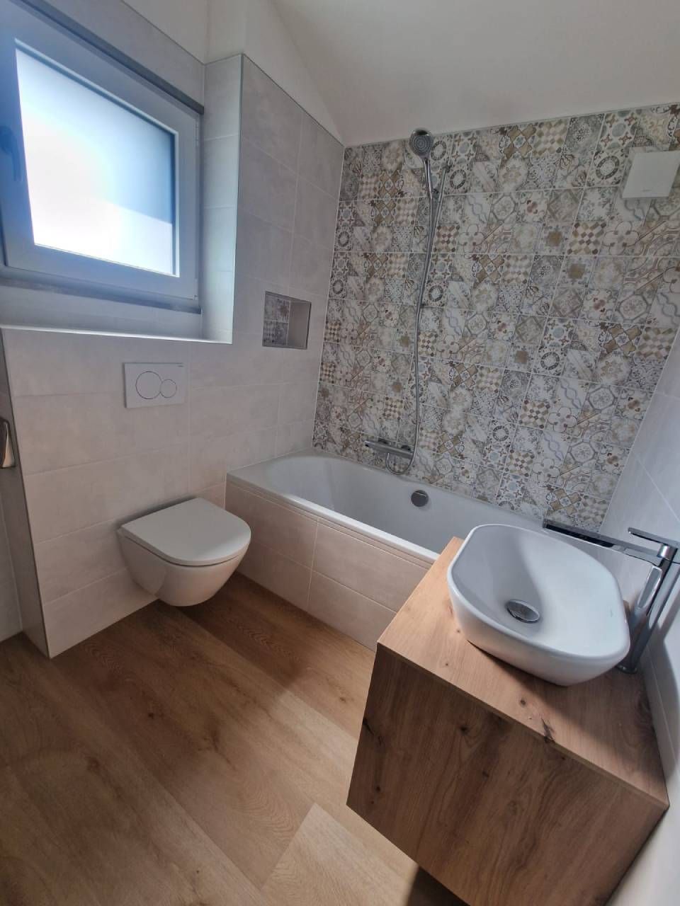 Une salle de bain avec lavabo, WC et baignoire