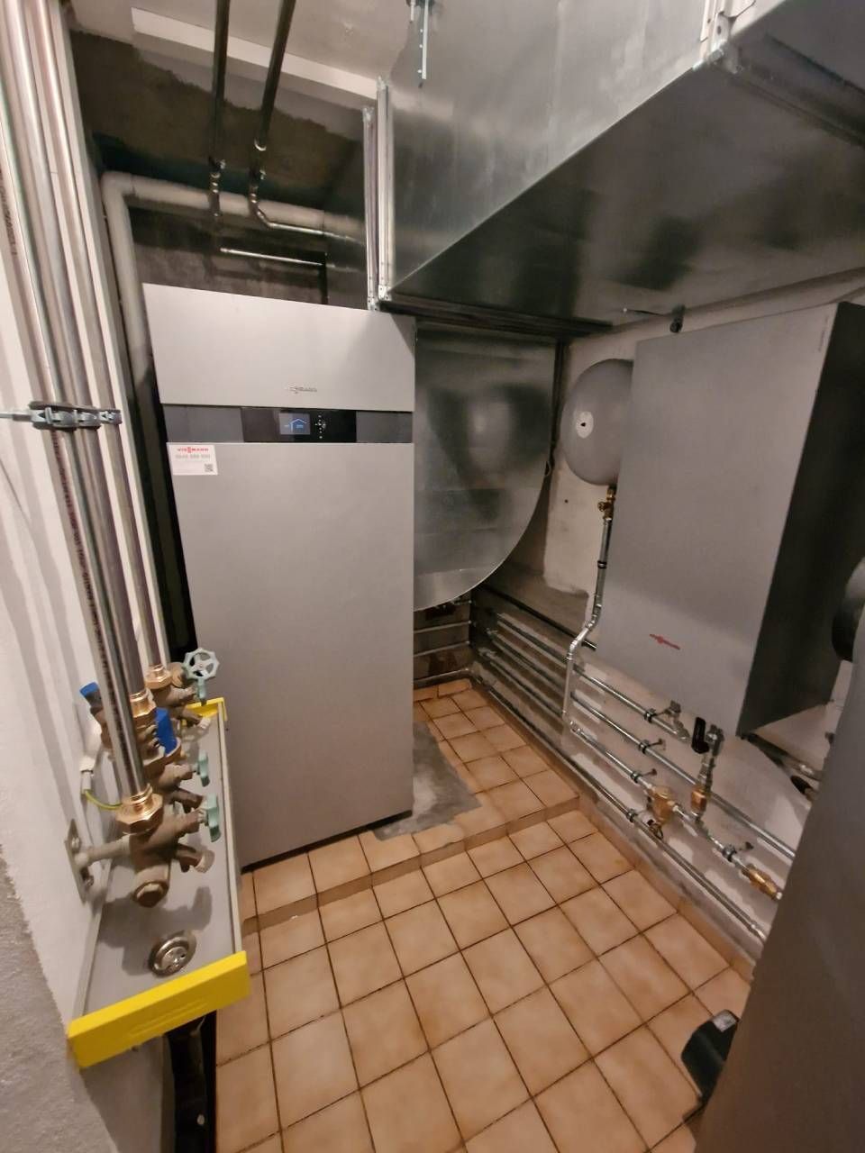 Une pièce avec une cuisinière et un réfrigérateur à l'intérieur