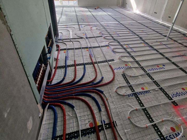 Il y a beaucoup de tuyaux dans cette pièce.