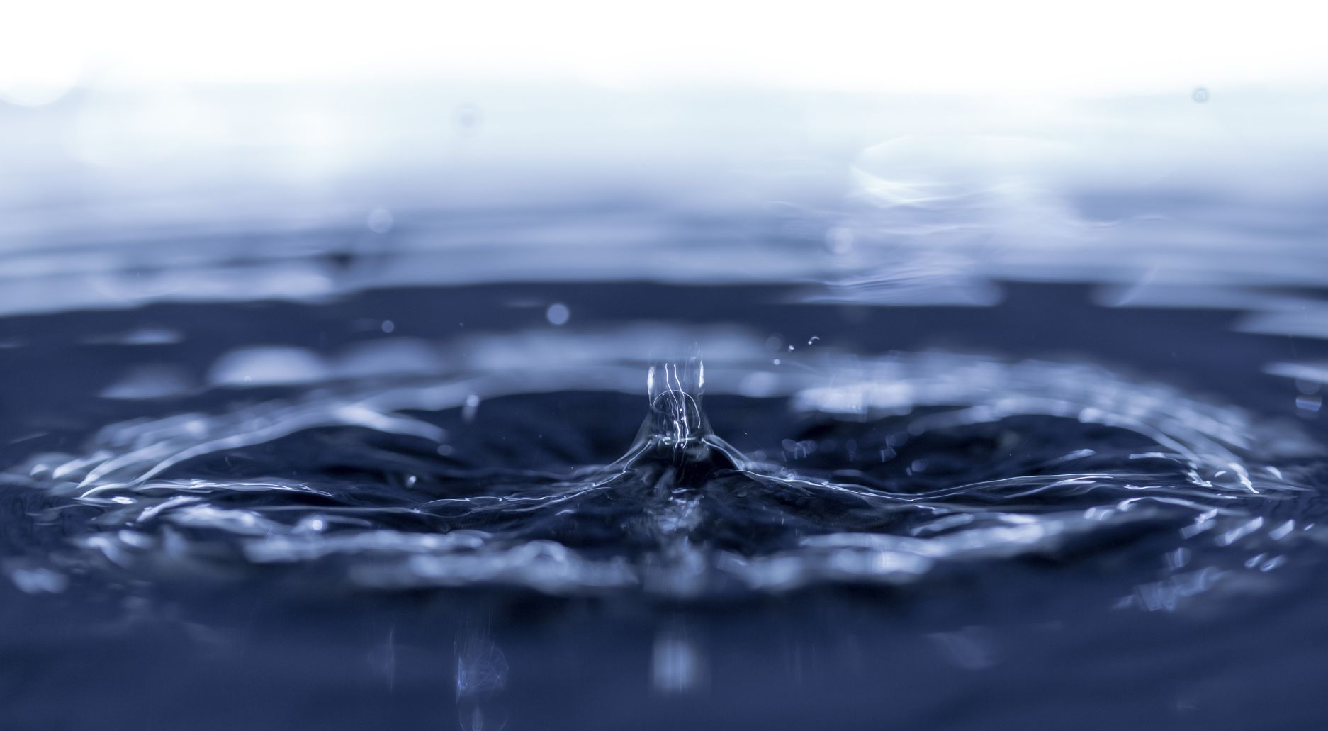 Una broca grande perforando el suelo, creando montones de tierra marrón.