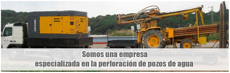 Un camión con una perforadora. Texto: «Somos una empresa especializada en la perforación de pozos de agua».