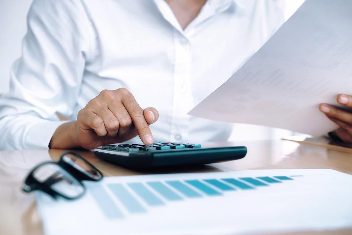 Profesional revisando documentación fiscal de su negocio