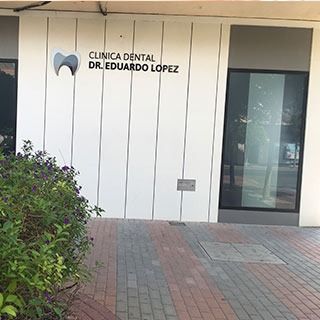 Un consultorio dental con un cartel que dice Clínica Dental Dr. Eduardo López.