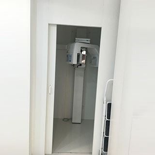 Un consultorio dental con una máquina de rayos X en la puerta.