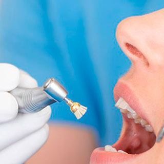Una mujer está siendo examinada por un dentista.