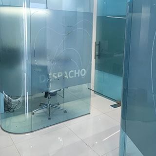 Hay una silla en el medio de una habitación de cristal.