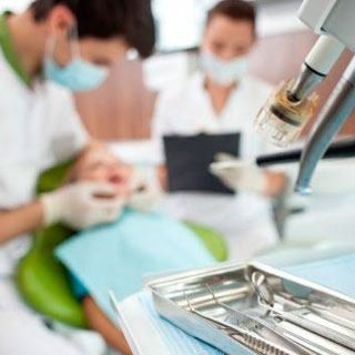 Una bandeja de instrumentos dentales está sobre una mesa en un consultorio dental.