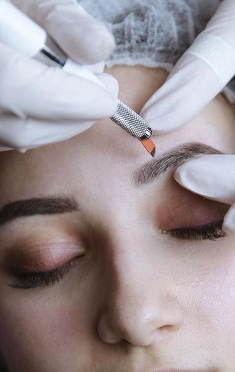 Chica en micropigmentación de cejas