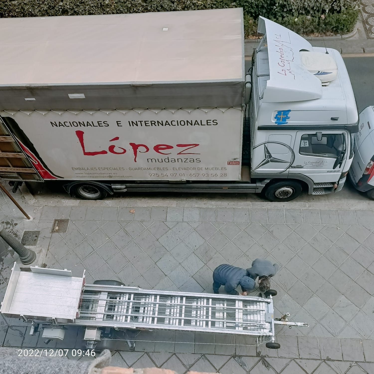 Un camión blanco con la marca