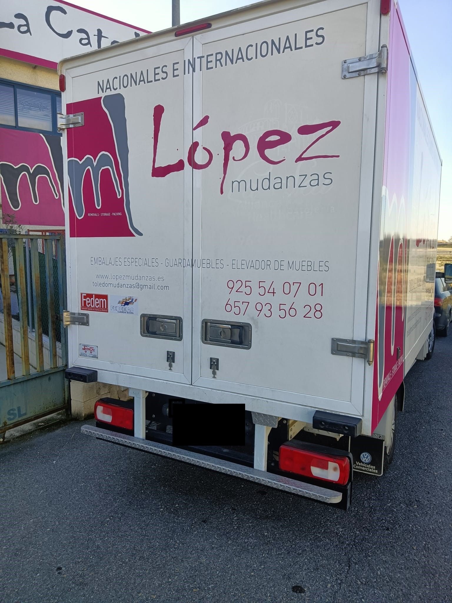 Camión blanco con logo