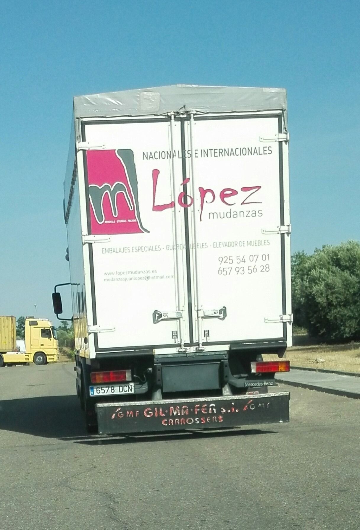 Vista trasera de un camión blanco con el logo