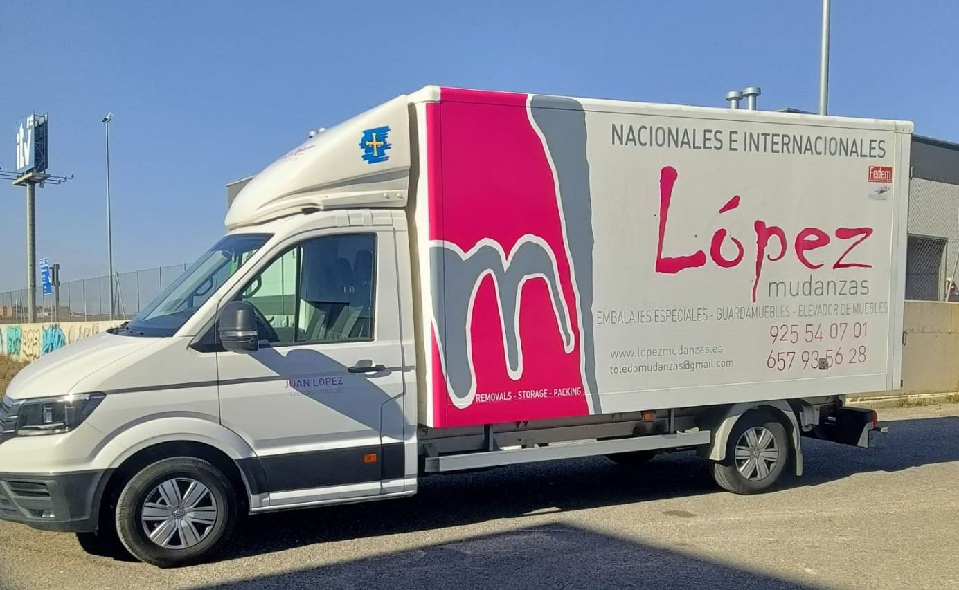 Camión de reparto blanco con logo