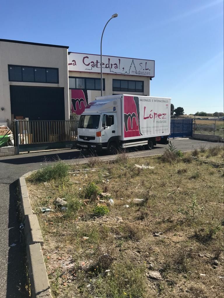 Camión de reparto blanco con logo