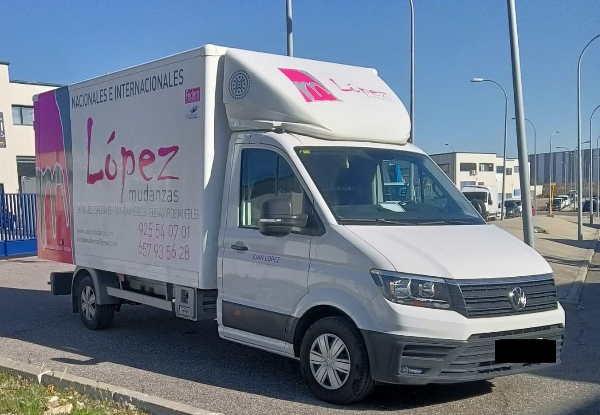 Camión de reparto de White López estacionado en una calle.