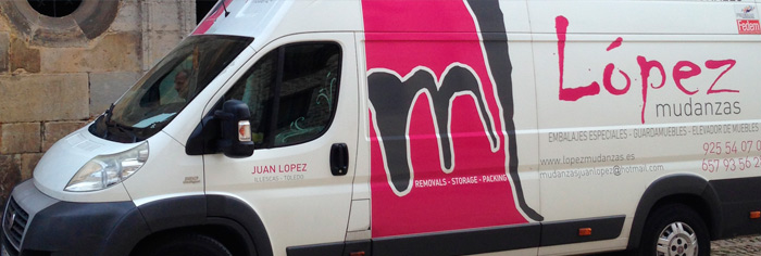 Furgoneta blanca con logo