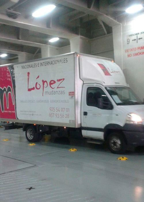 Camión de mudanzas con logo de