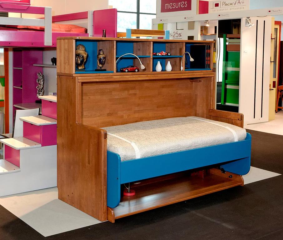 Lit escamotable bleu déplié