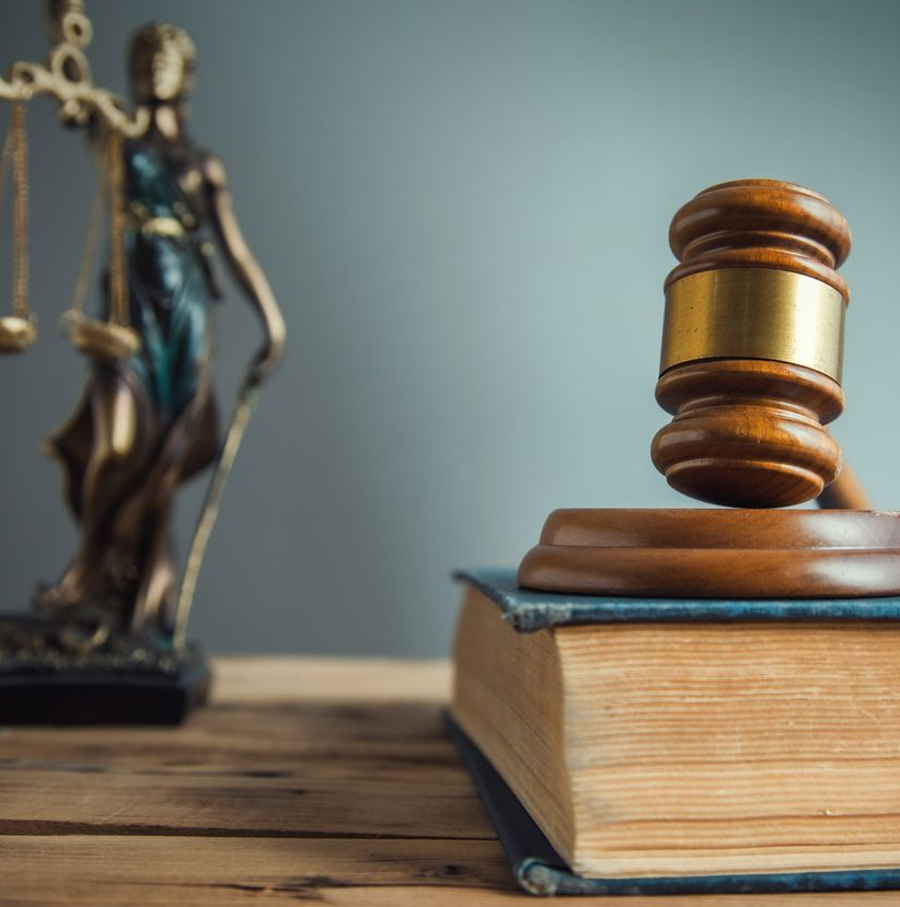 La déesse de la justice et sa balance, et un maillet